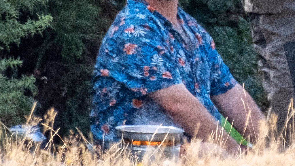 What a blazing fool! Ranger has stern term with man cooking over begin flame neighboring prime administrator's nation house as wildfires burn throughout the UK