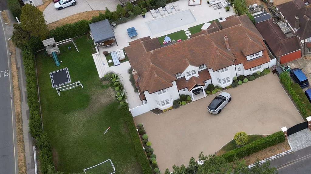 Billie Faiers transforms the recent TOWIE star who continues to be sporting a VERY inexperienced backyard throughout a record-breaking drought – after Mark Wright and Michelle Keegan's household mansion was contacted into topic