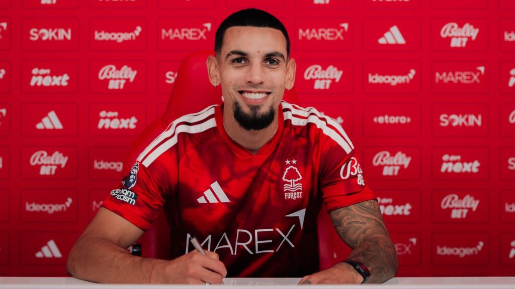 Forest sign Munoz from Palace for Glasner reunion