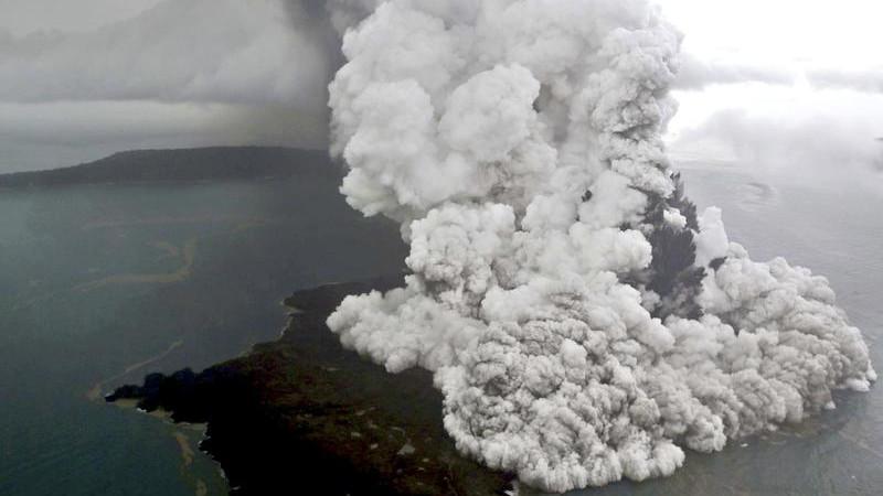 Indonesian airport cancels 33 flights after volcanic eruption
