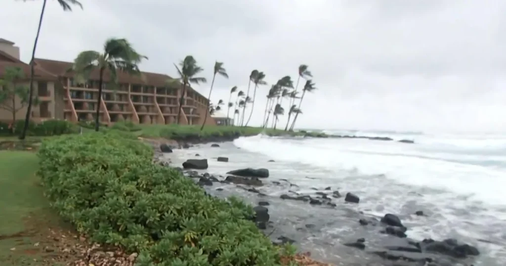 Hawaii declares emergency as Hurricane Lowell draws near