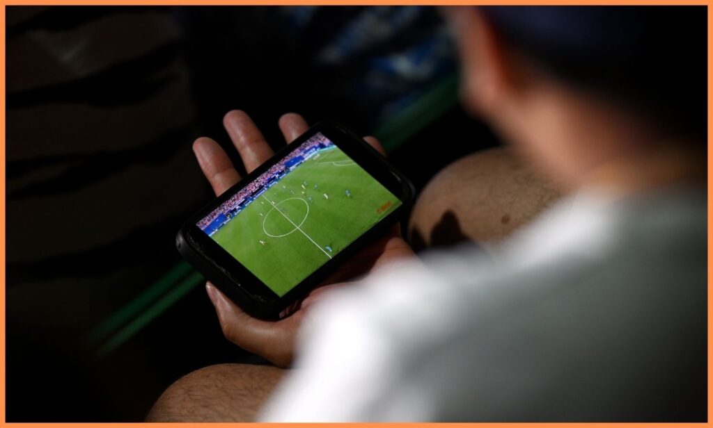 Football fans increasingly turn to smartphones for live matches