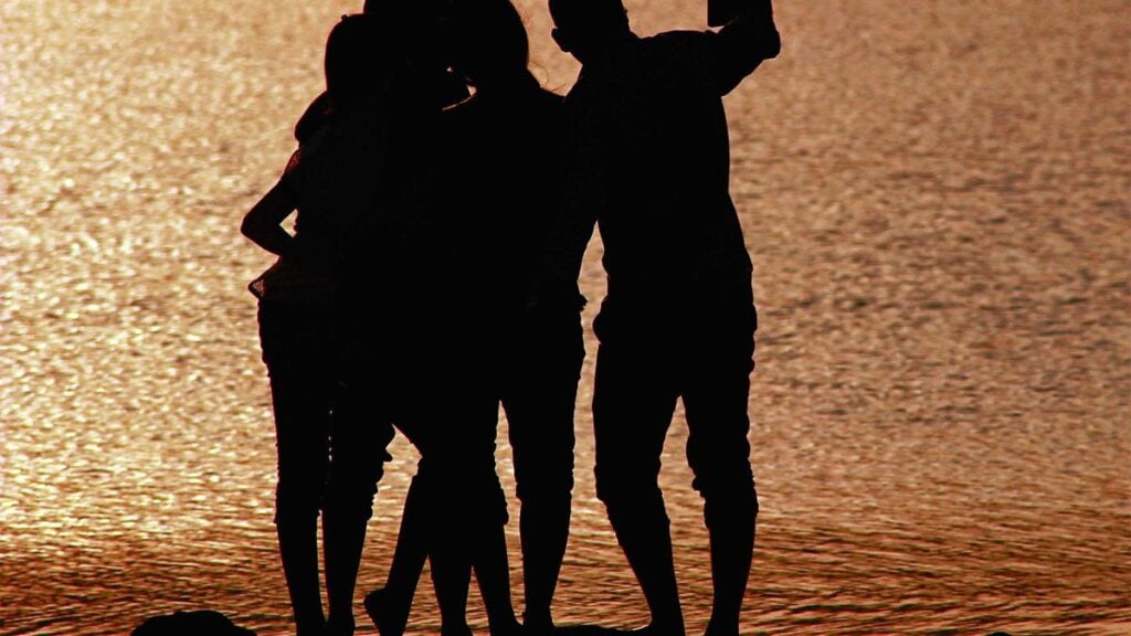 Britons take five selfies on average to get the right shot