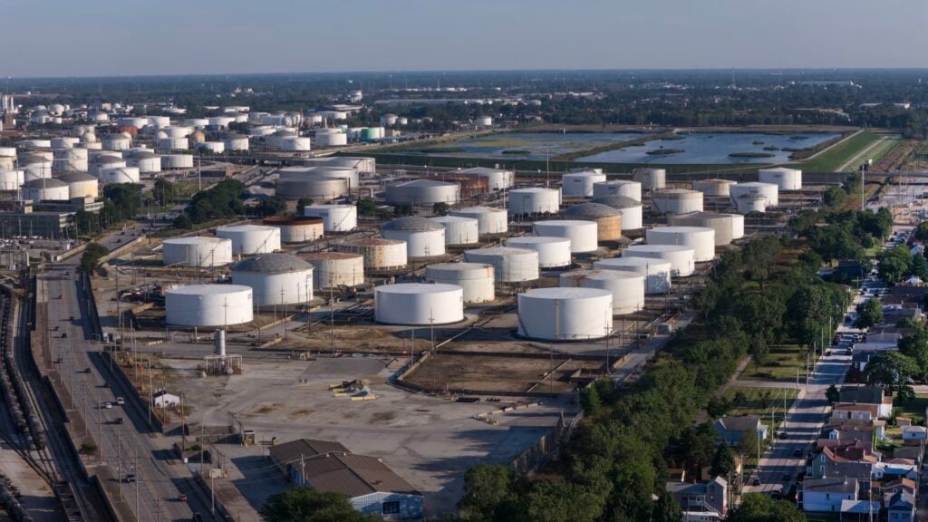 Oil and gas draws wealthy buyers despite shortage of cheap deals