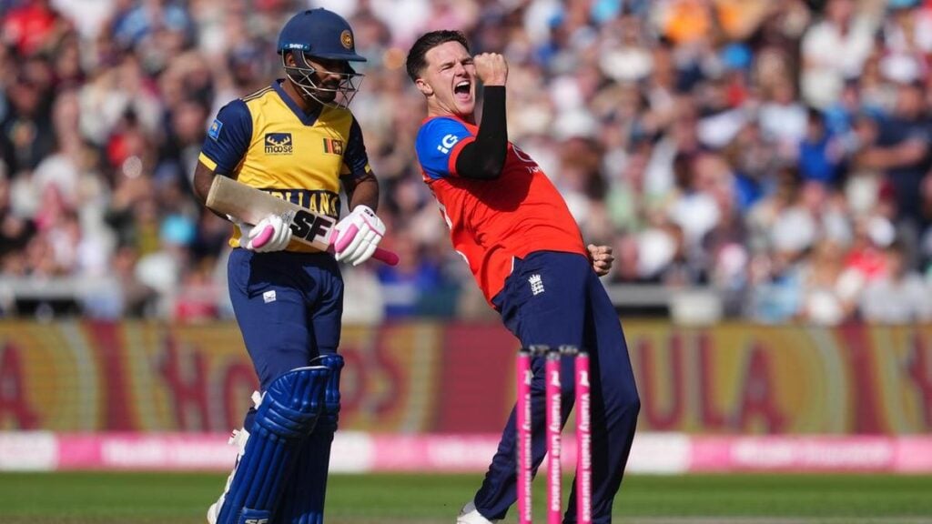 England claim T20 top spot after Sri Lanka clean sweep