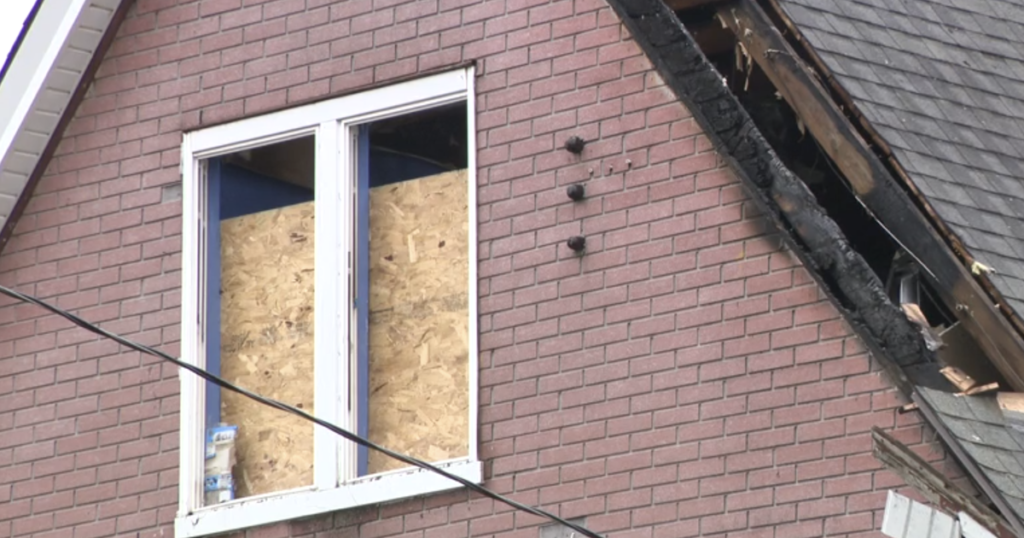 Eleven people forced out by Milwaukee house fire