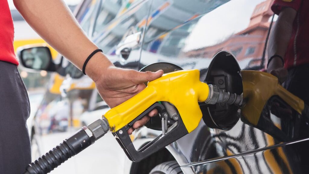 Coalition fuel tax plan sparks row as Australian pump prices rise