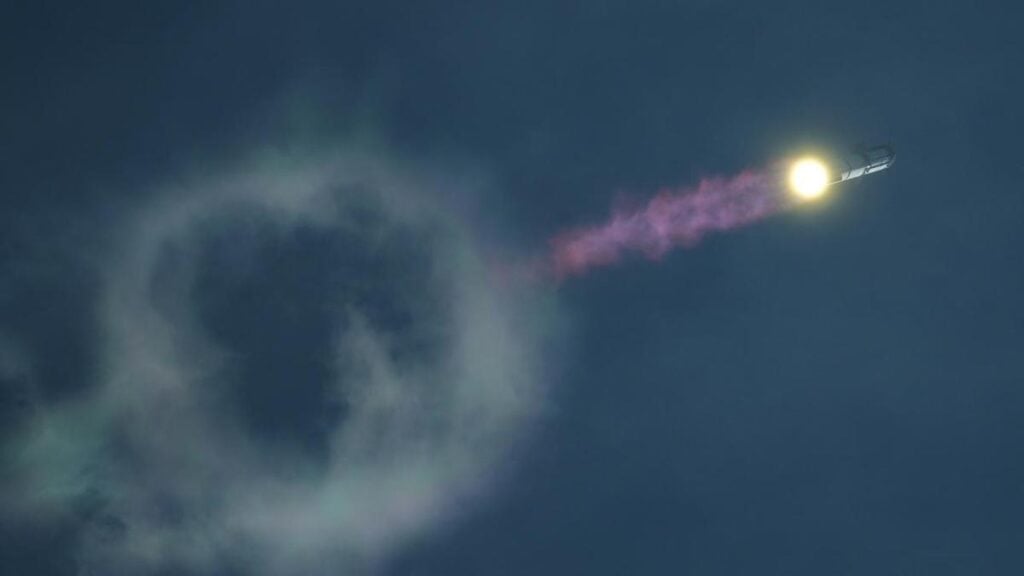 Starship enters orbit despite engine problem