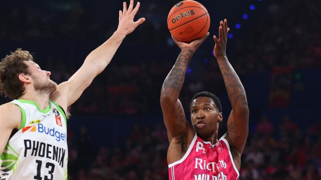 Perth Wildcats beat Phoenix with late surge in Pink game