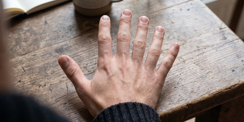 Mirror illusion adds a sixth finger and shifts grip perception