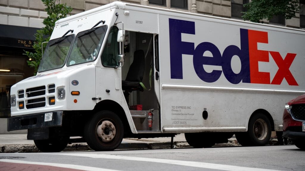 FedEx beats forecasts, lifts outlook after calendar shift