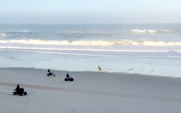 Opportunists scour French beaches after 15-tonne cocaine spill